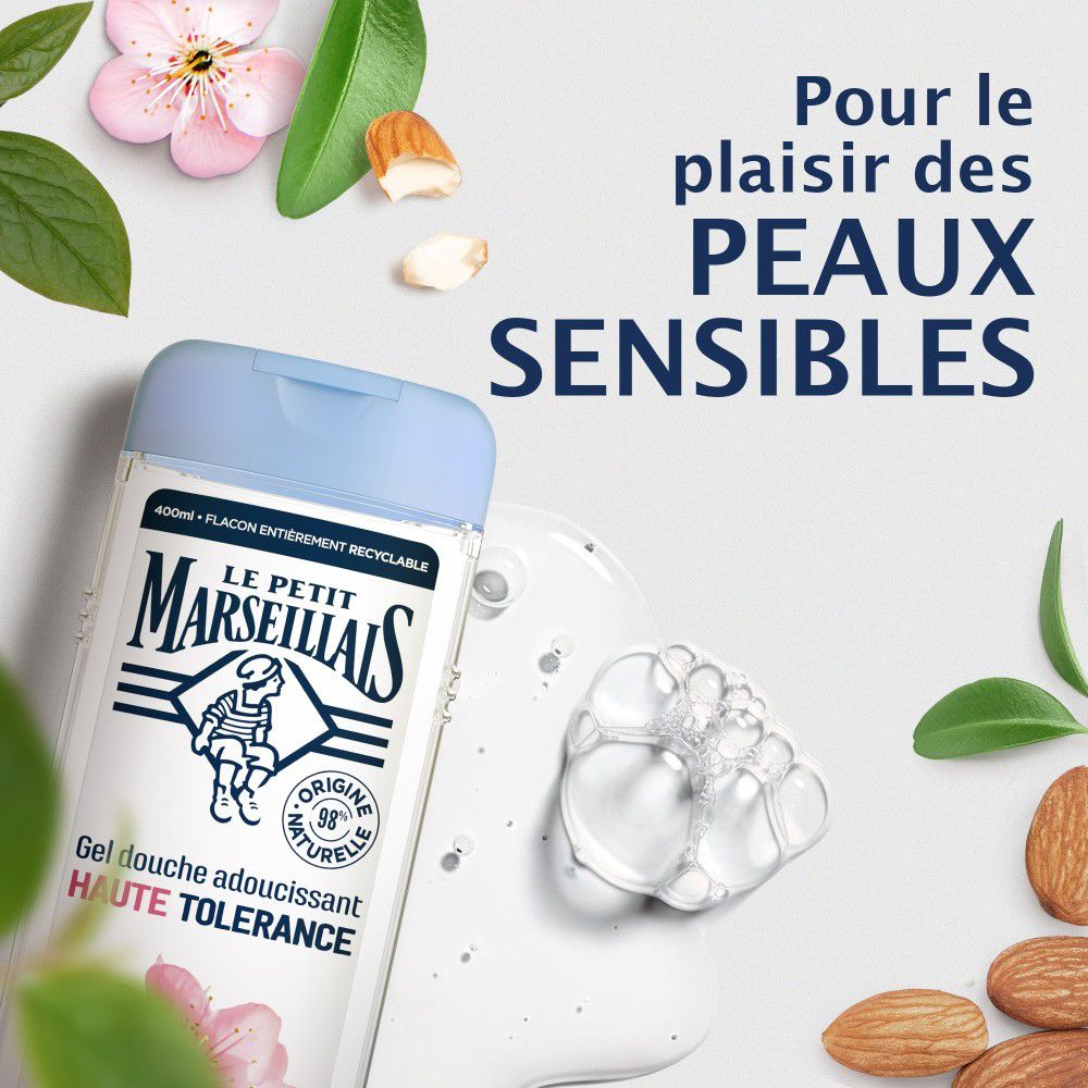 Flacon bleu et bulles de savon. Texte: Le Petit Marseillais, Gel douche adoucissant Haute Tolérance. Amandes.