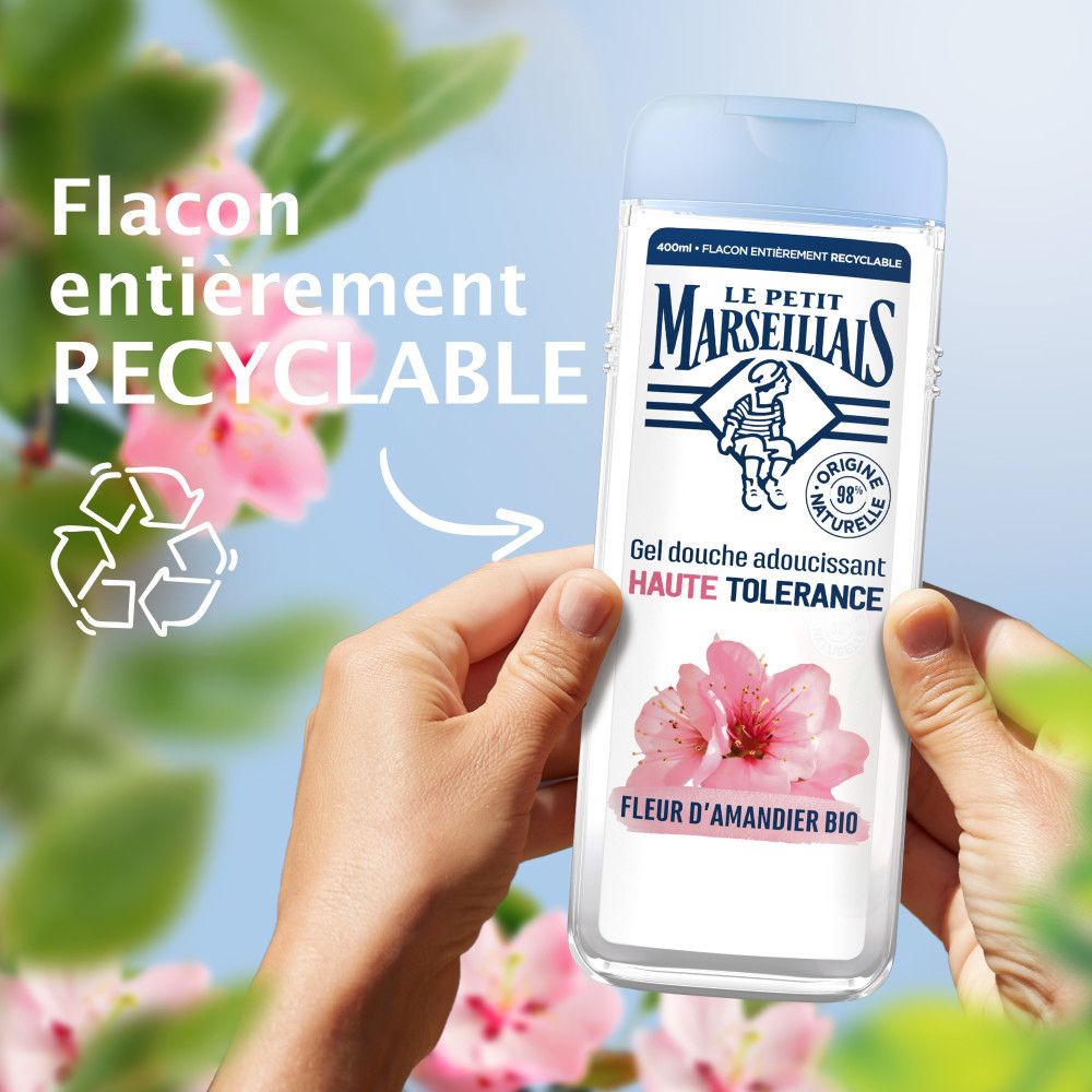 Mains tenant un flacon. Texte: Flacon entièrement recyclable. Le Petit Marseillais, Gel douche adoucissant.