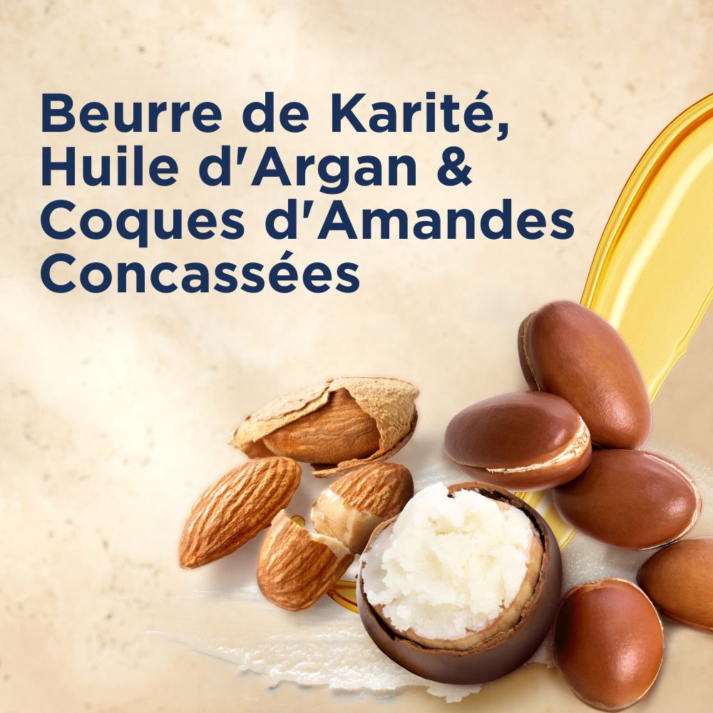 Gros plan sur amandes, beurre de karité et huile d'argan. Texte: Beurre de Karité, Huile d'Argan & Coques d'Amandes Concassées.
