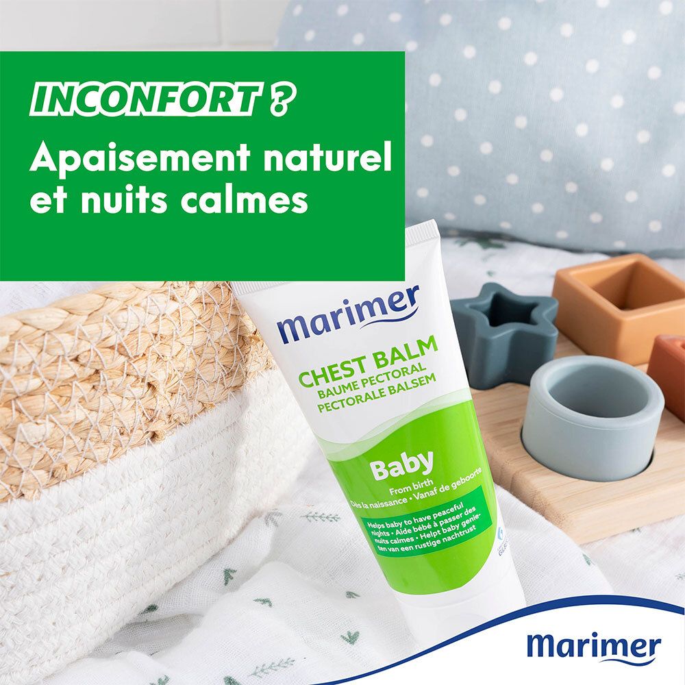 Marimer Baume pectoral bébé, tube et texte. Sur une table avec des jouets. Aide aux nuits paisibles.