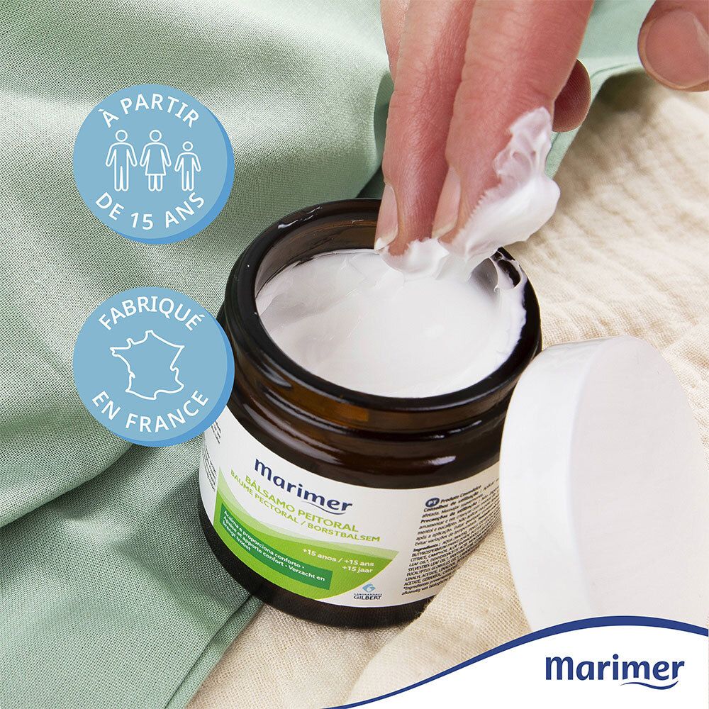 Main prélevant de la crème du pot Marimer Nature Baume Pectoral Adultes Bio. Texte: À partir de 15 ans, fabriqué en France.