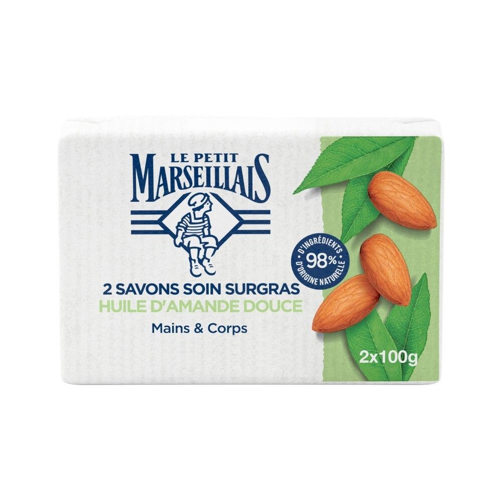 Deux savons Le Petit Marseillais à l'huile d'amande douce. Face avant avec amandes et feuilles.