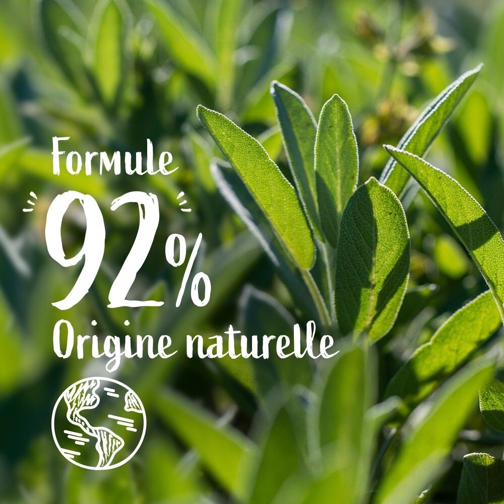 Gros plan de feuilles de sauge avec le texte "Formule 92% Origine naturelle".