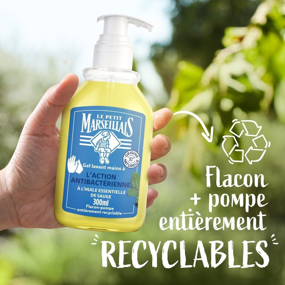 Main tenant un flacon pompe de savon liquide antibactérien, 300ml. "Flacon + pompe entièrement recyclables" et symbole de recyclage.