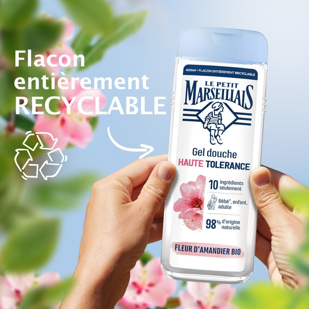 Mains tenant une bouteille de gel douche avec pompe. "Flacon entièrement recyclable" et branches fleuries.
