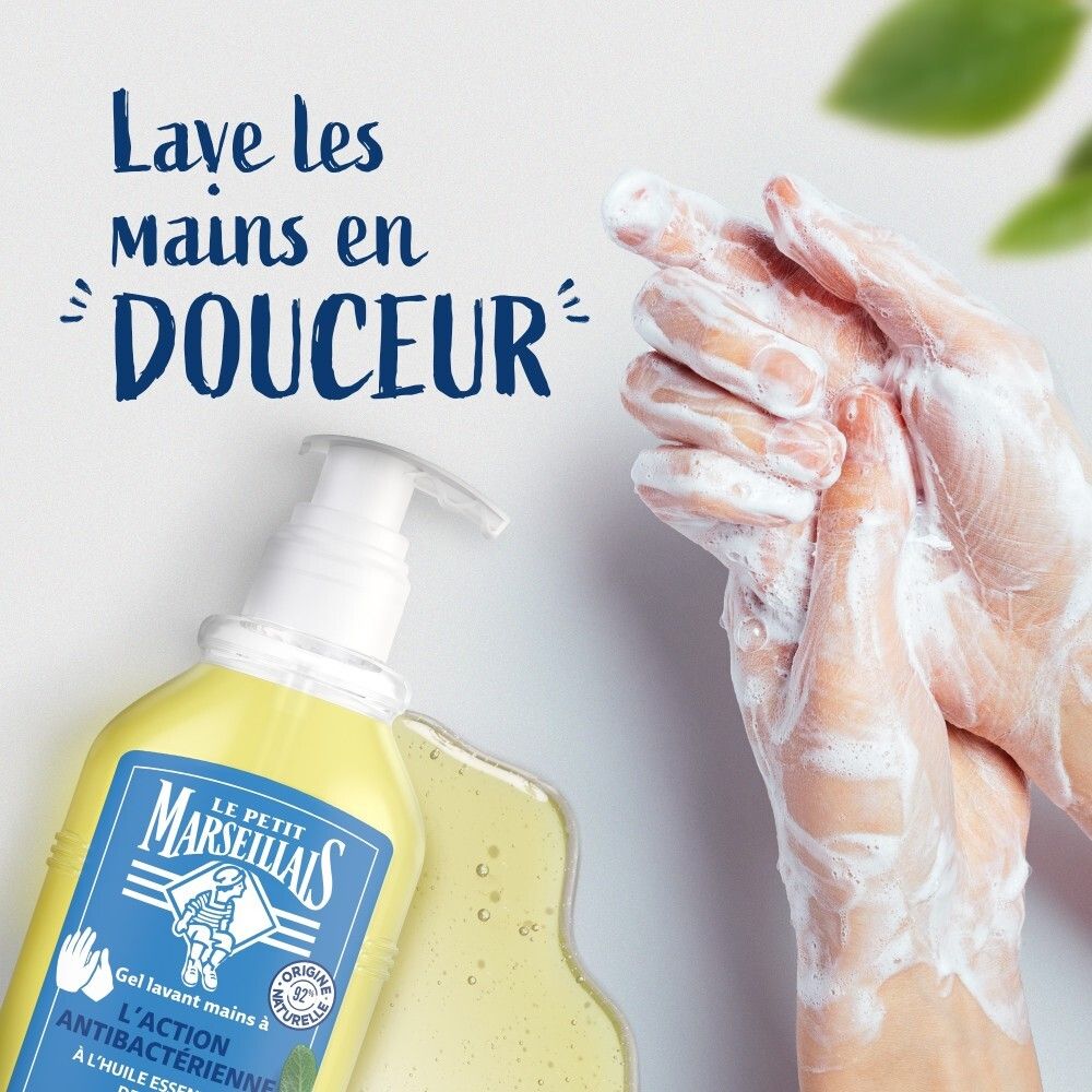 Mains lavées avec du savon liquide antibactérien. Mousse sur les mains, flacon de savon à côté.