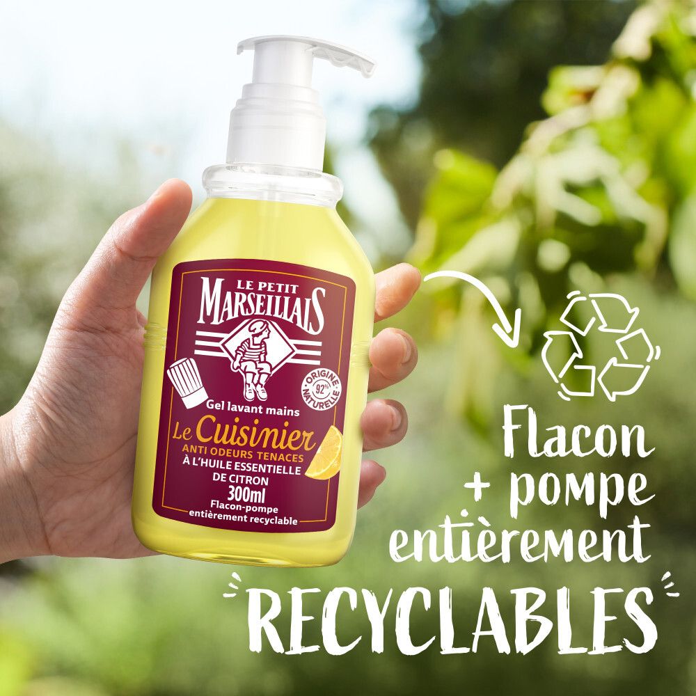 Main tenant le savon liquide Le Petit Marseillais "Le Cuisinier" (300ml) avec pompe.
