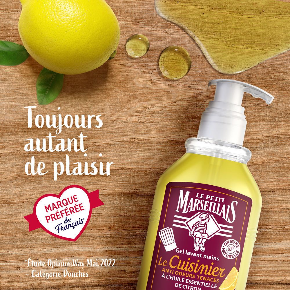 Flacon pompe, gel lavant mains, sur fond de bois avec citrons.