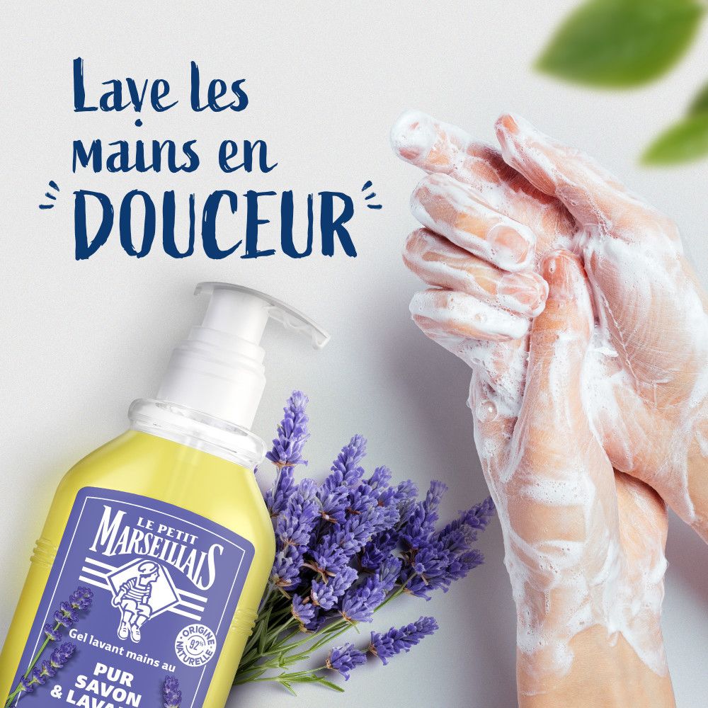 Mains se lavant avec du gel lavant. Flacon avec pompe. Marque: LE PETIT MARSEILLAIS. Texte: Lave les mains en DOUCEUR.
