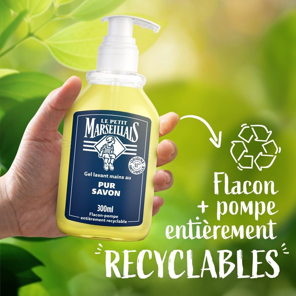 Main tenant un flacon pompe de savon liquide, avec symbole de recyclage à côté.