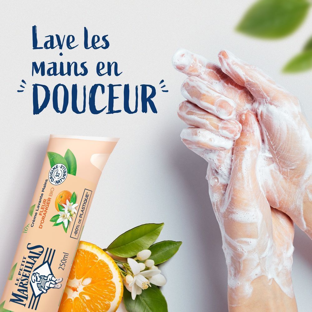 Mains lavées en douceur avec la crème lavante Le Petit Marseillais Fleur d'Arancio Bio.