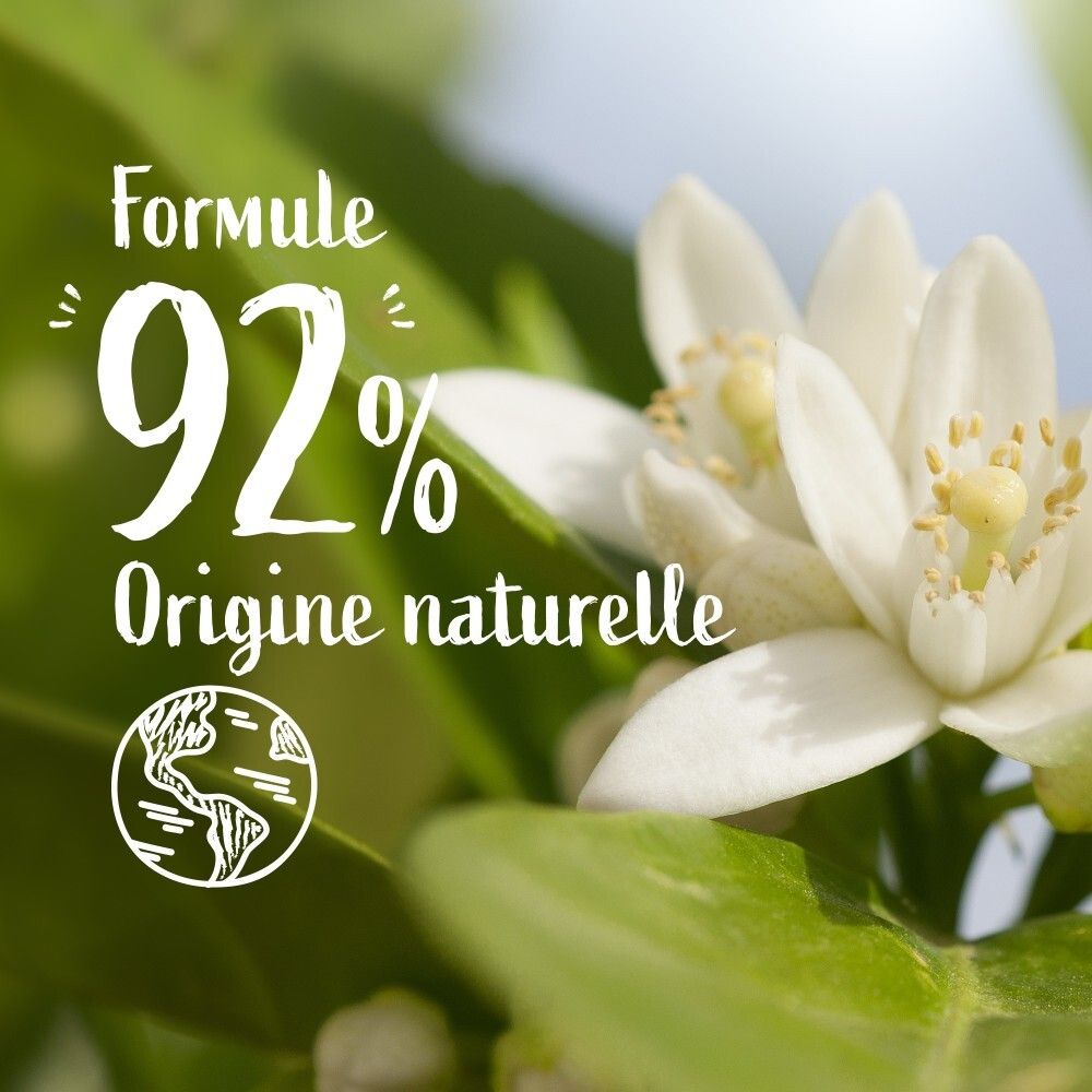 Gros plan sur des fleurs d'oranger. Formule 92% d'origine naturelle.