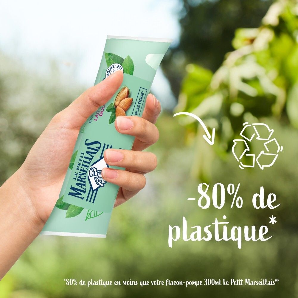 Main tenant la crème lavante mains Le Petit Marseillais, "-80% de plastique" mis en avant.