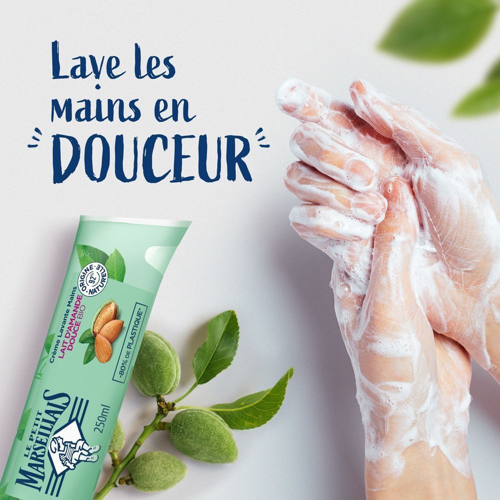 Mains lavées en douceur avec la crème lavante Le Petit Marseillais.