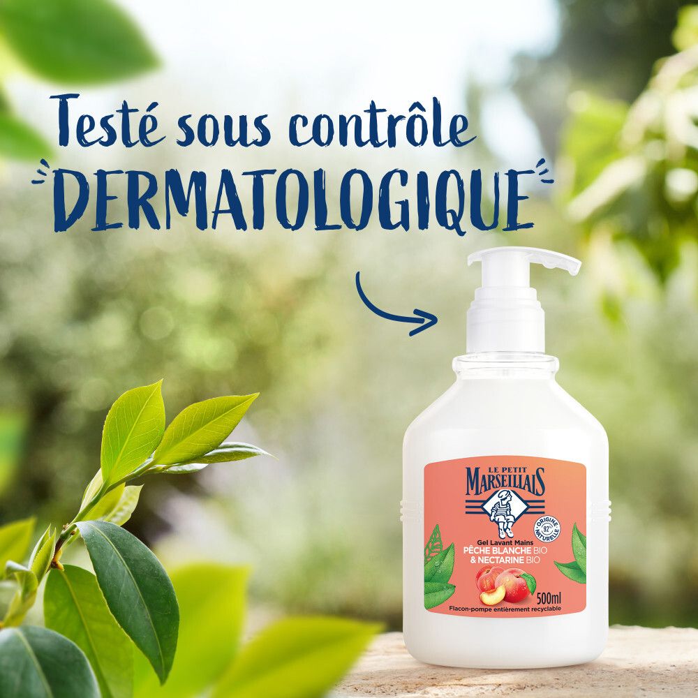 Flacon pompe blanc avec étiquette orange devant un fond vert flou.