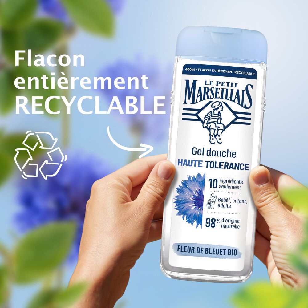 Mains tenant un flacon de gel douche avec indication 'Entièrement recyclable'.