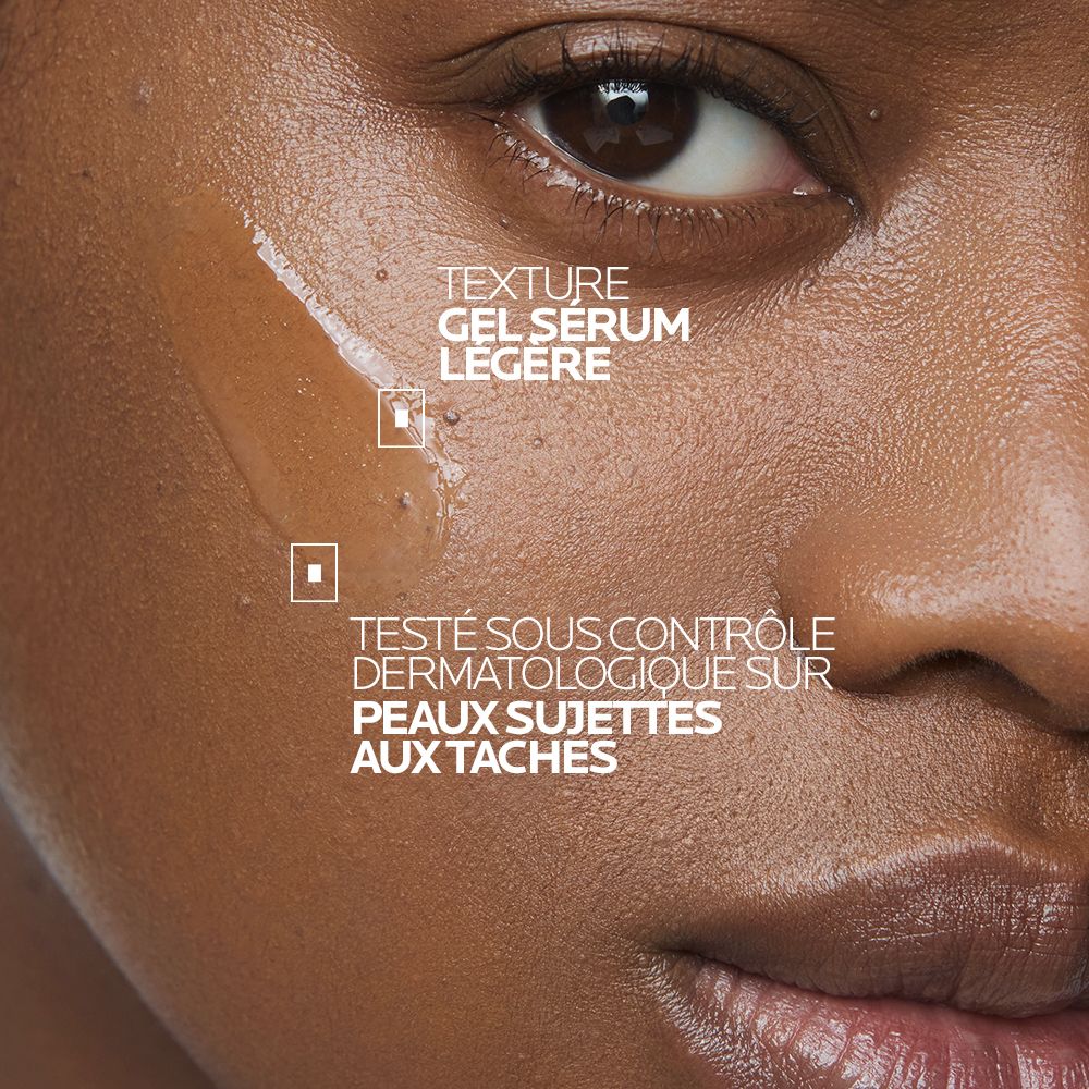 Gros plan sur la peau avec texture de sérum et texte sur les tests dermatologiques.