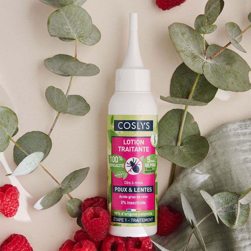 Flacon blanc avec étiquettes vertes et roses. Texte: Coslys Lotion Traitante Poux & Lentes. Avec framboises et feuilles.