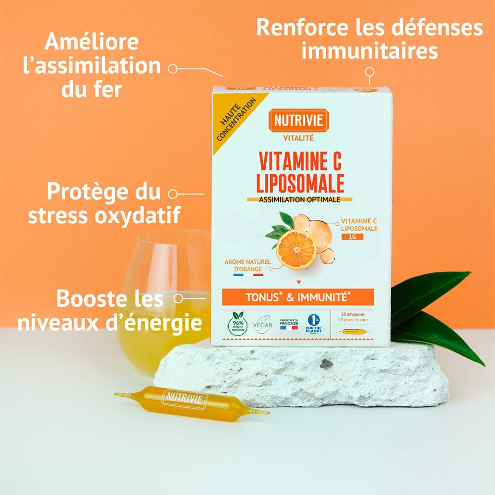 Packaging Nutrivie Vitamine C Liposomale à côté d'un verre et d'une ampoule, avec texte sur les bénéfices comme l'assimilation du fer et l'immunité.