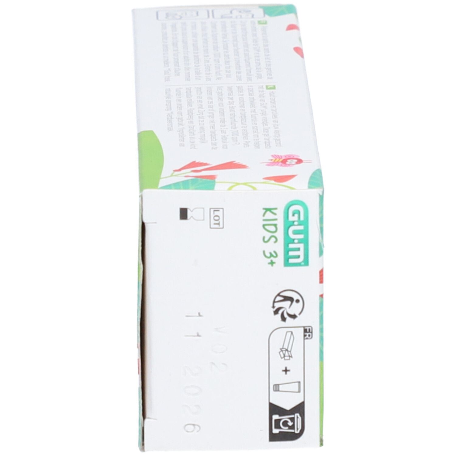 Vue latérale de la boîte de dentifrice. Contient des informations sur le numéro de lot, la date de péremption et les symboles de recyclage. Fond blanc.