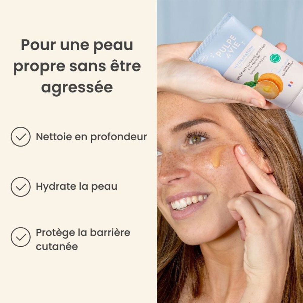 Personne montre un tube de gel nettoyant visage bleu clair. Texte: 'Nettoie en profondeur', 'Hydrate la peau', 'Protège'.