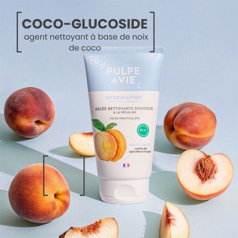 Tube de gel nettoyant visage bleu clair avec pêches. Texte: 'Coco-Glucoside'. Drapeau français. Certification BIO.