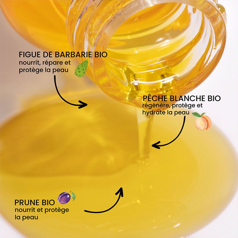 Gros plan de sérum versé de trois directions. Inscriptions: Figue de barbarie BIO, Pêche blanche BIO, Prune BIO.