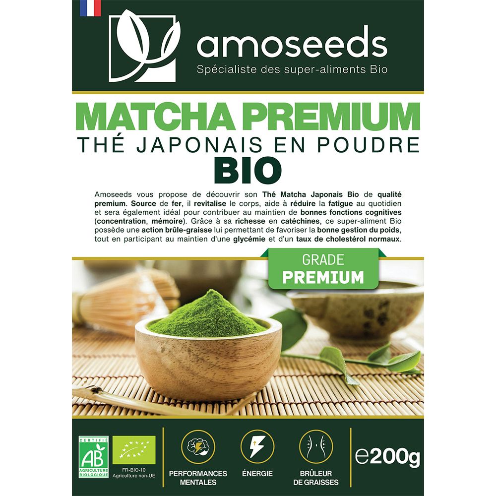 Sachet en papier brun avec étiquette verte. Inscription: amoseeds Matcha Premium Bio. Drapeau français et label bio.