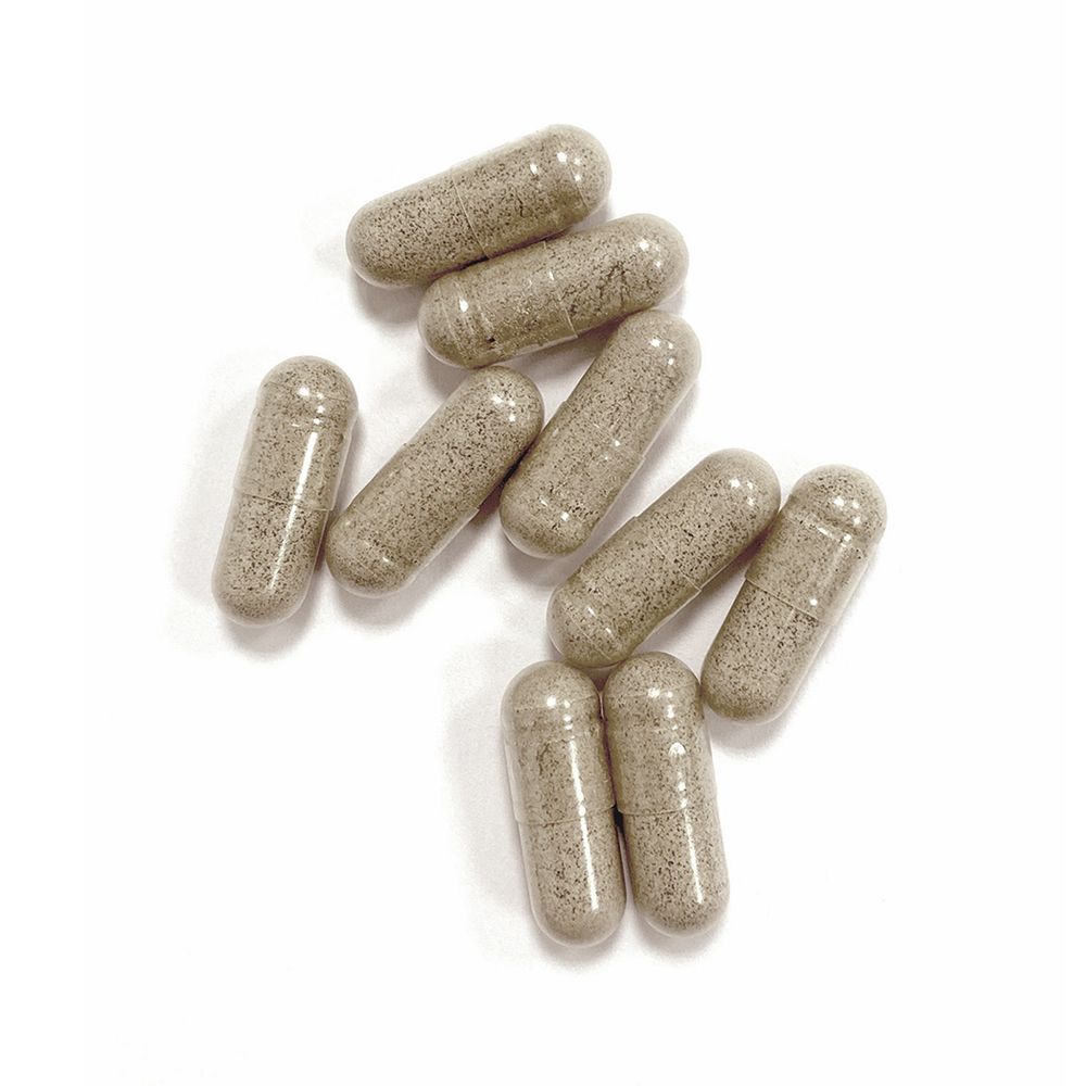 Neuf gélules beiges sur fond blanc. Forme de gélule, translucide.