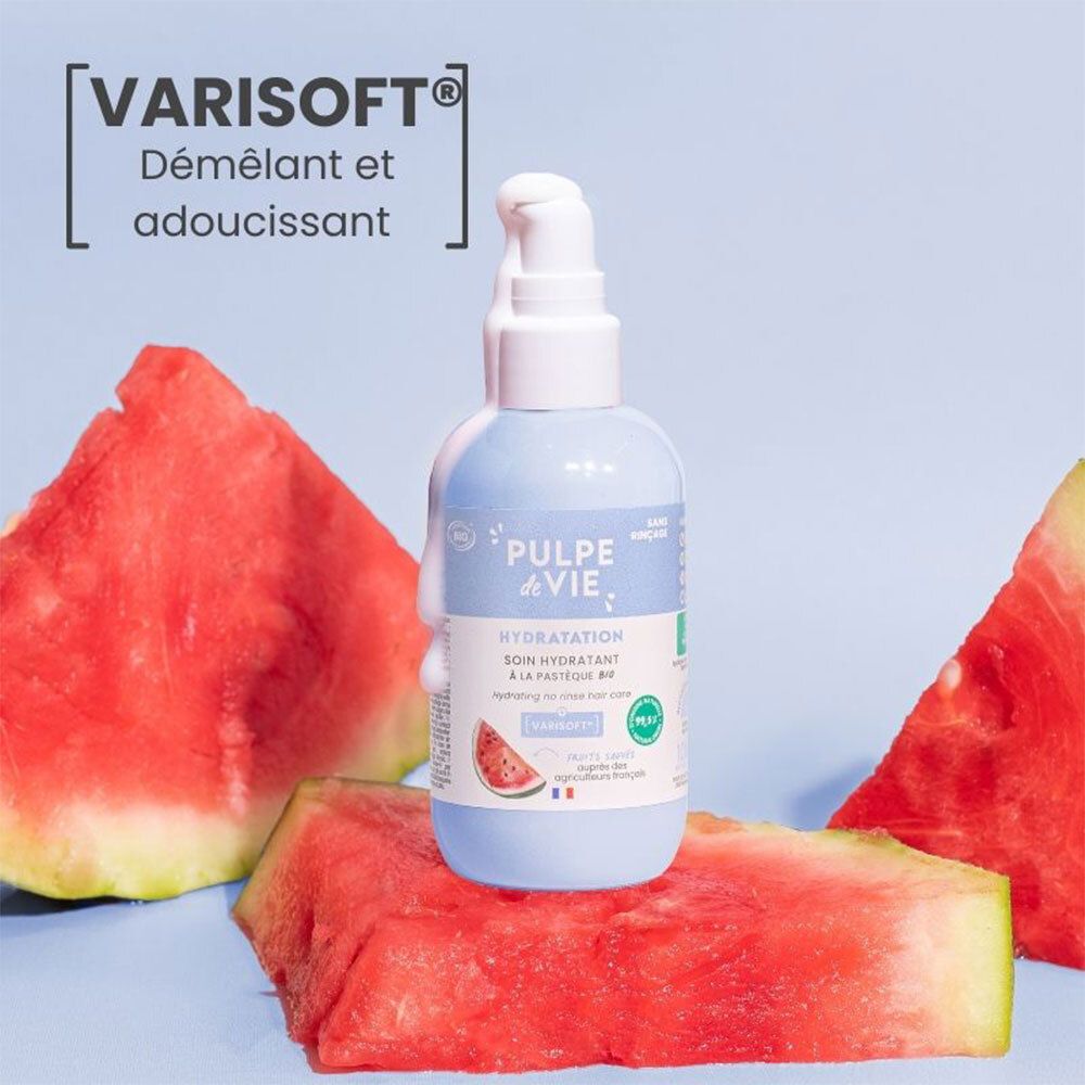 Produit bleu clair avec pompe blanche. Morceaux de pastèque à côté. Texte: VARISOFT, Démêlant et adoucissant.