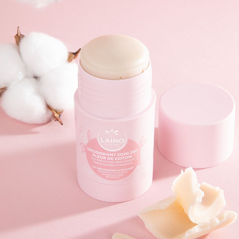 Stick de déodorant rose avec couvercle ouvert. Le cœur du déodorant est visible.