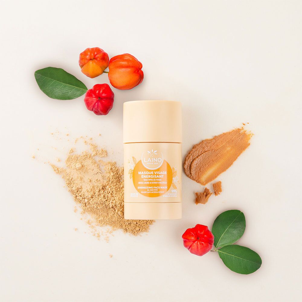 Produit et ingrédients sur fond blanc. Masque jaune, masque brun, feuilles et fruits.