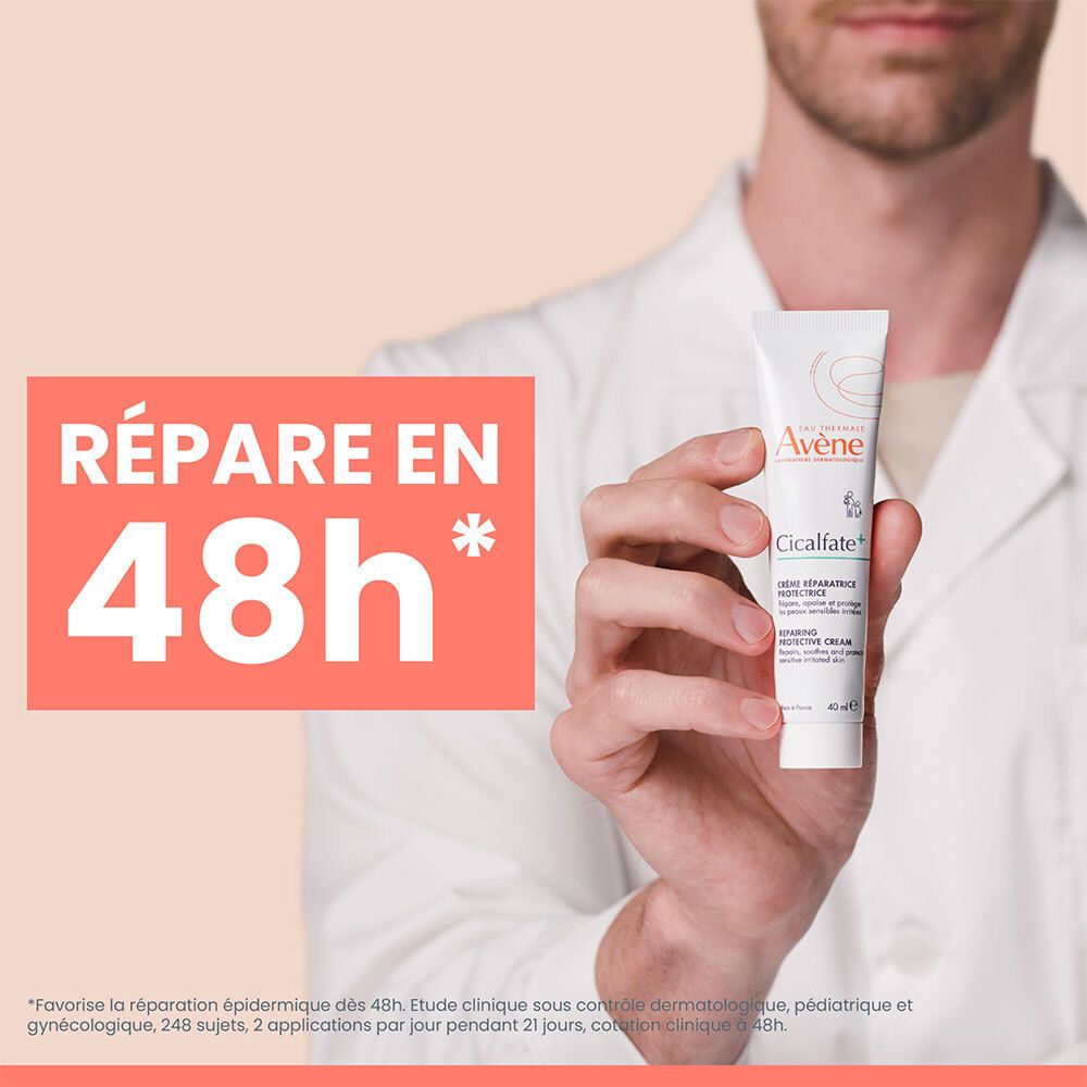 Une personne tient un tube de crème. Inscription: Eau Thermale Avène, Cicalfate+, Crème réparatrice protectrice, Repairing Protective Cream, 40 ml. Texte: Répare en 48h.