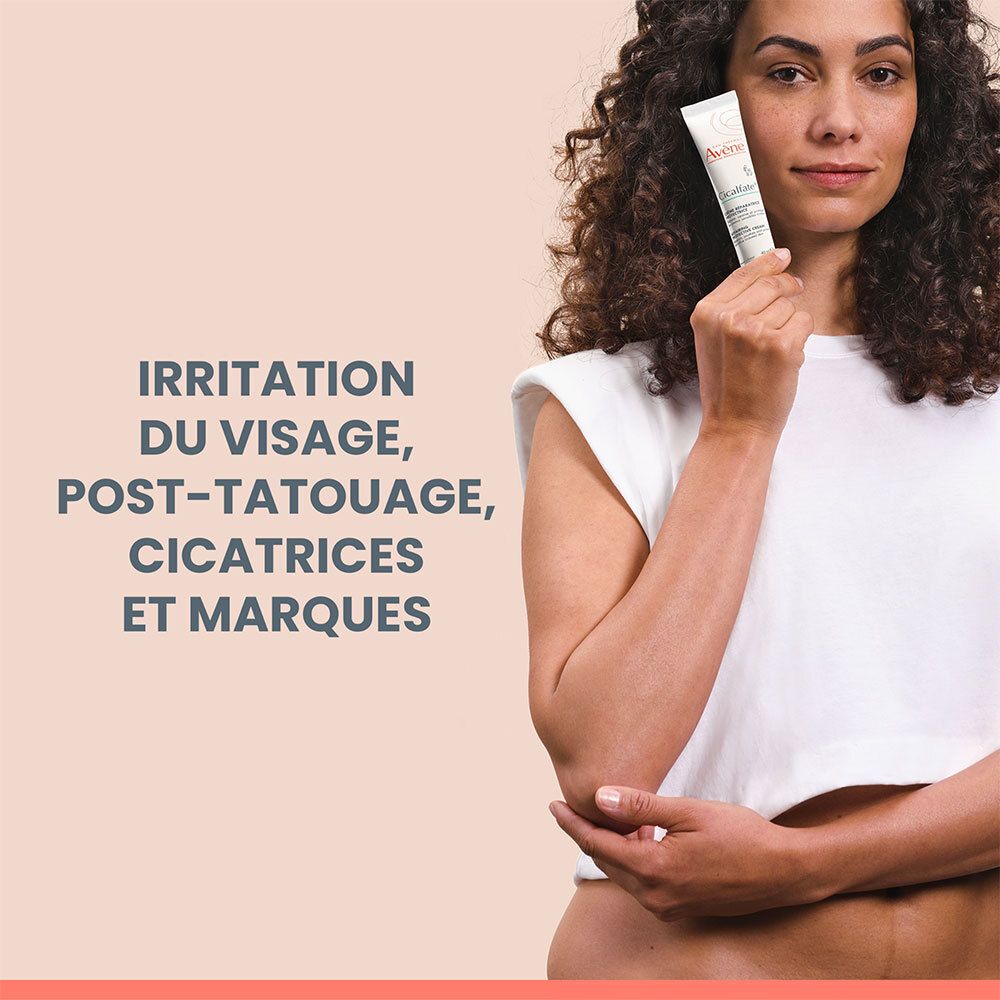 Une personne tient un tube de crème. Texte: Irritation du visage, post-tatouage, cicatrices et marques.