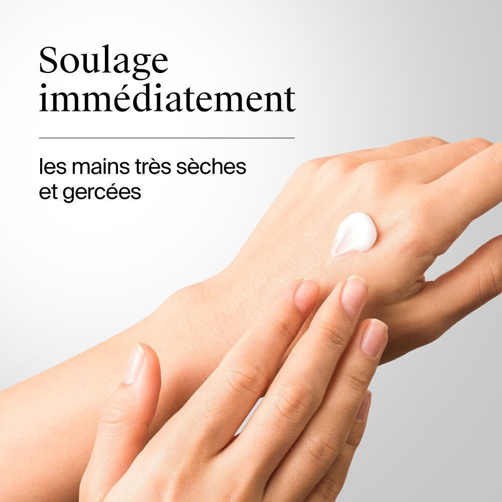 Application de crème pour les mains sur des mains très sèches.
