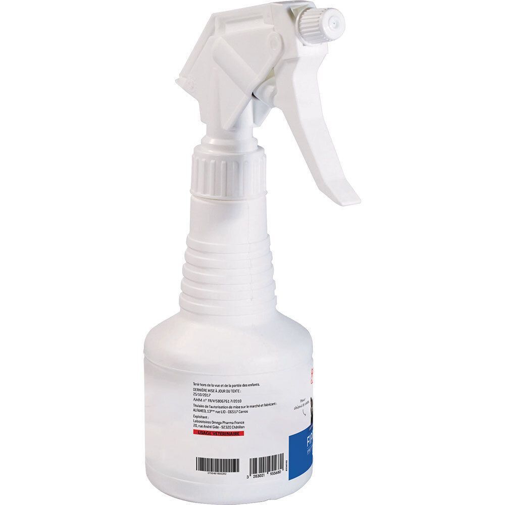 Flacon pulvérisateur blanc avec étiquette et code-barres au dos.