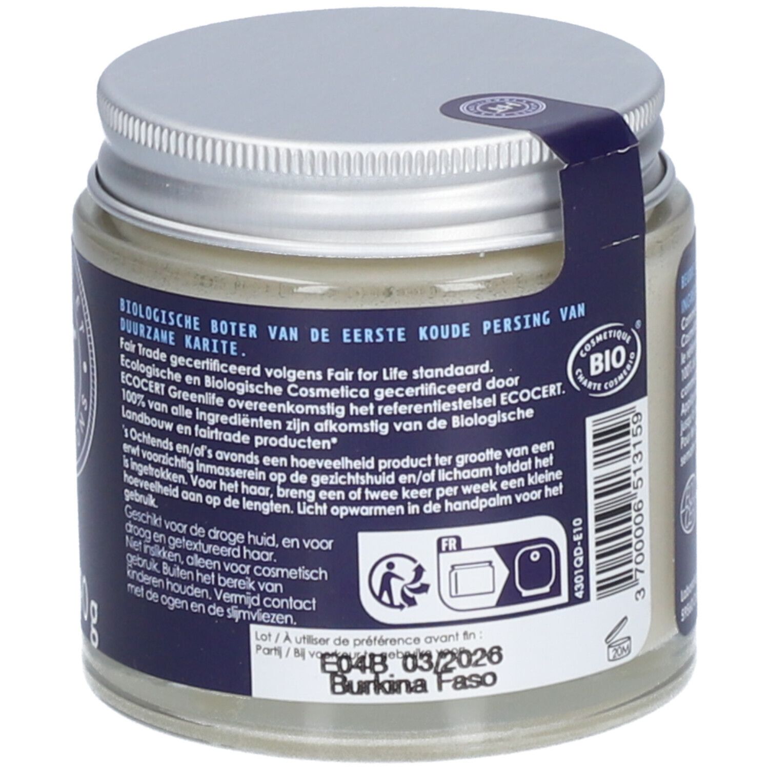 Pot de beurre de karité. Couvercle argenté. Étiquette avec texte. "BIO & ÉQUITABLE" et "90g" visibles. Certifications.