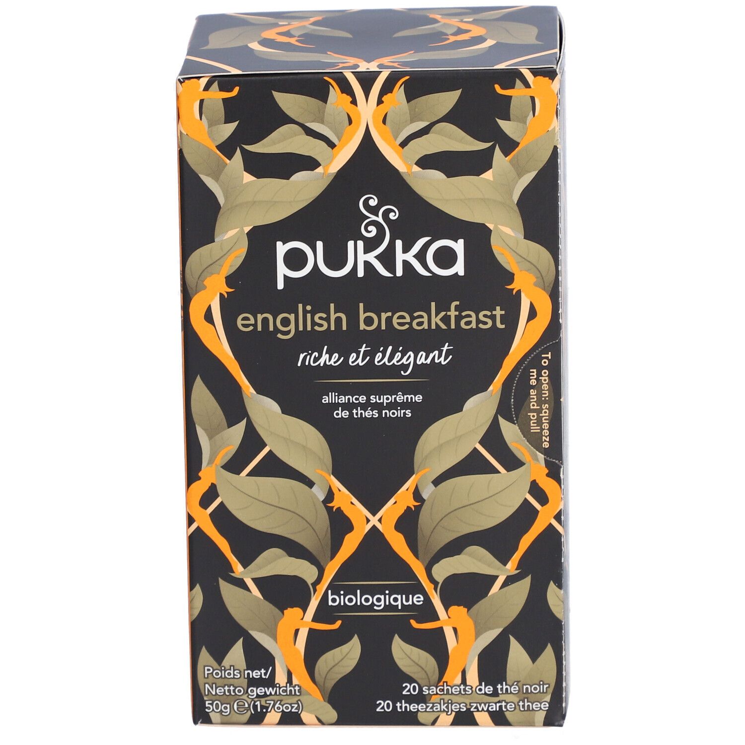 Boîte de thé noire avec motif de feuilles dorées. Inscription : Pukka English Breakfast, biologique. 20 sachets.