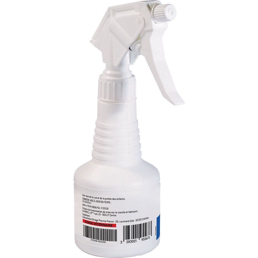 Flacon pulvérisateur blanc avec étiquette et code-barres au dos.