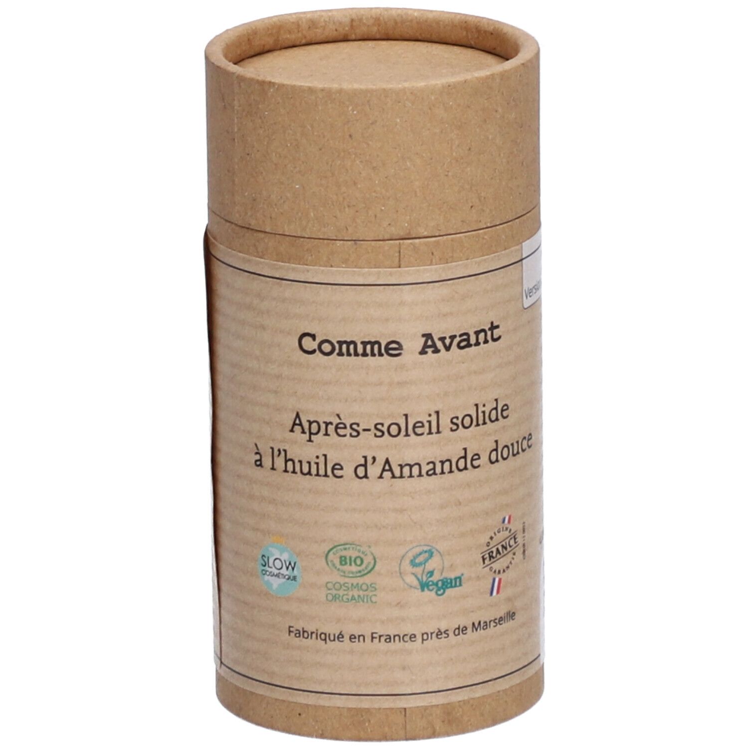 Emballage cylindrique. Inscription: Comme Avant, Après-soleil solide à l'huile d'Amande douce. Logos: Slow cosmétique, Bio, Vegan.
