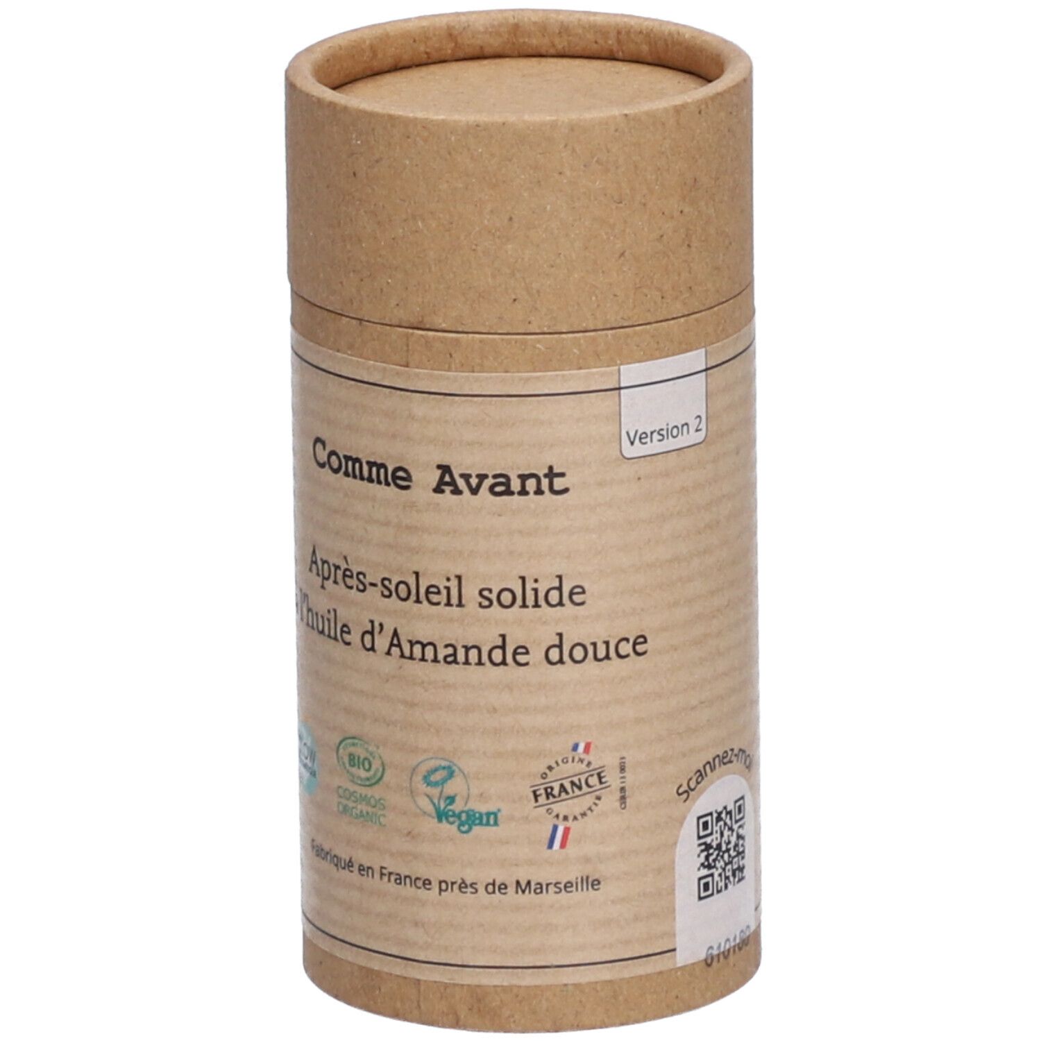 Emballage cylindrique. Inscription: Comme Avant, Après-soleil solide à l'huile d'Amande douce. Logos: Slow cosmétique, Bio, Vegan. QR code.