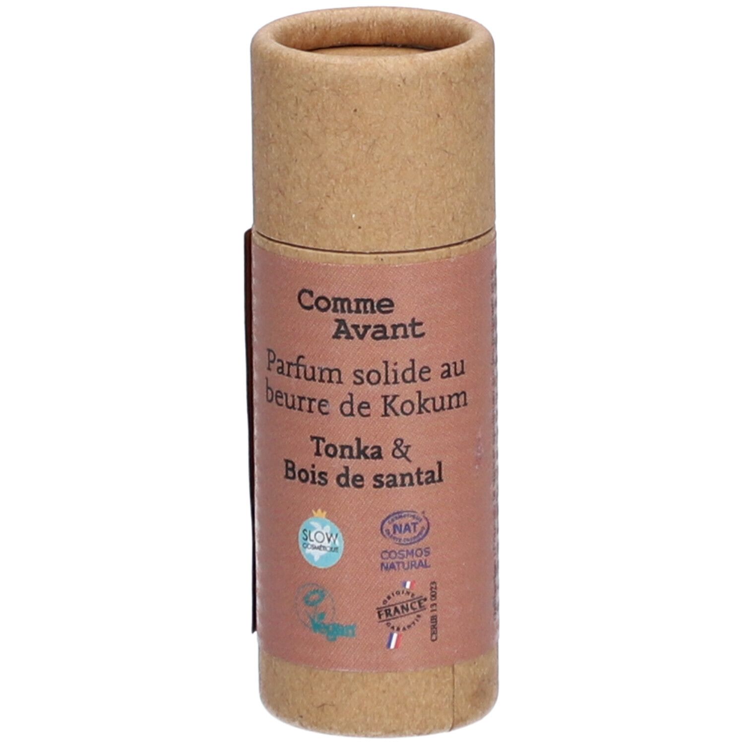Emballage cylindrique en carton brun. Inscription: Comme Avant, Parfum solide au beurre de Kokum, Tonka & Bois de santal. Logos.