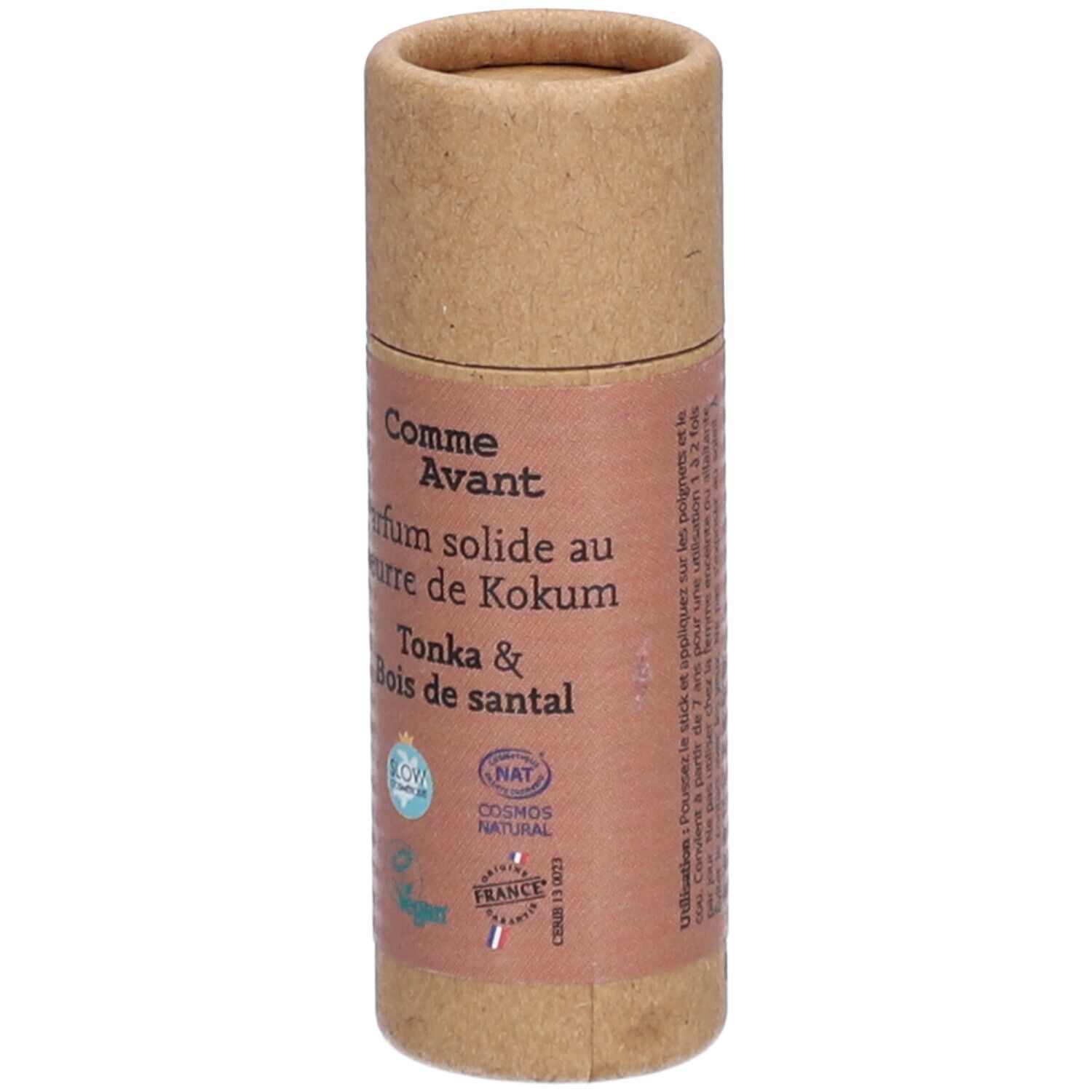 Emballage cylindrique en carton brun. Inscription: Comme Avant, Parfum solide au beurre de Kokum, Tonka & Bois de santal. Logos.