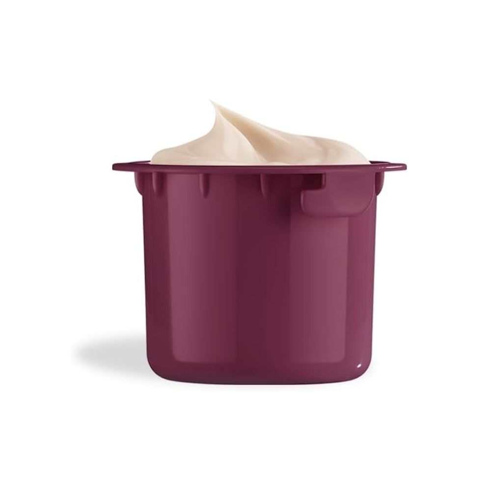Un pot ouvert, bordeaux, contenant une texture crémeuse, beige clair, qui déborde.