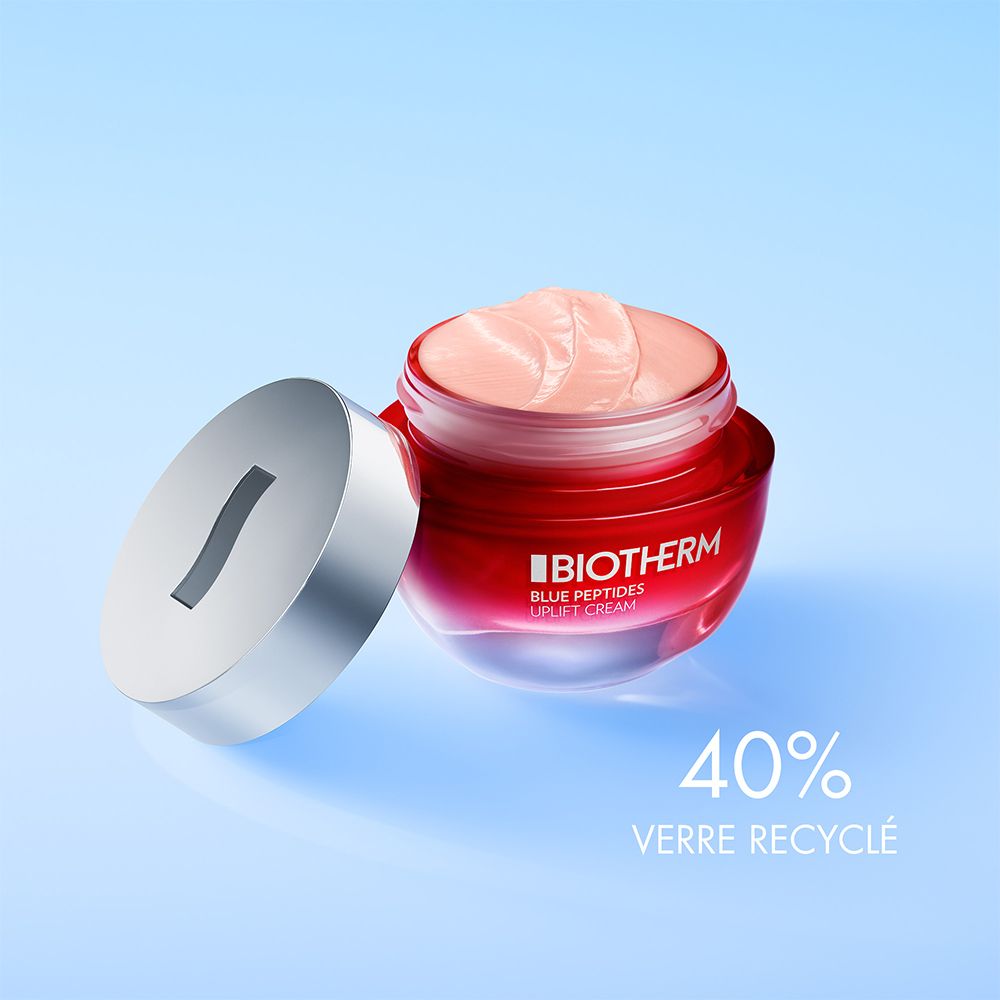 Crème Biotherm Blue Peptides Uplift Rich ouverte, pot en verre rouge, couvercle argenté.
