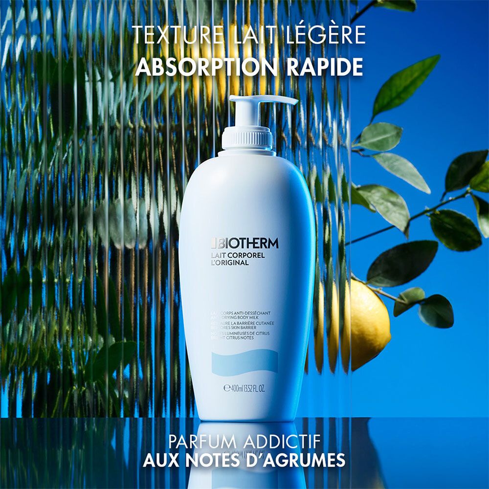 Flacon blanc avec pompe. Inscription: BIOTHERM Lait corporel L'Original. Fond bleu et vert. Texte: Texture lait légère, absorption rapide.
