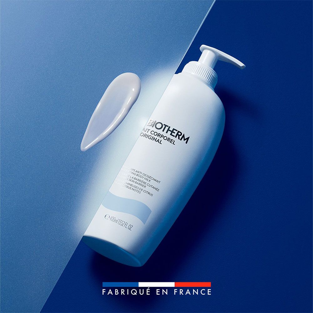 Flacon blanc avec pompe et échantillon de produit. Inscription: BIOTHERM Lait corporel Original. Fond bleu. Texte: Fabriqué en France.