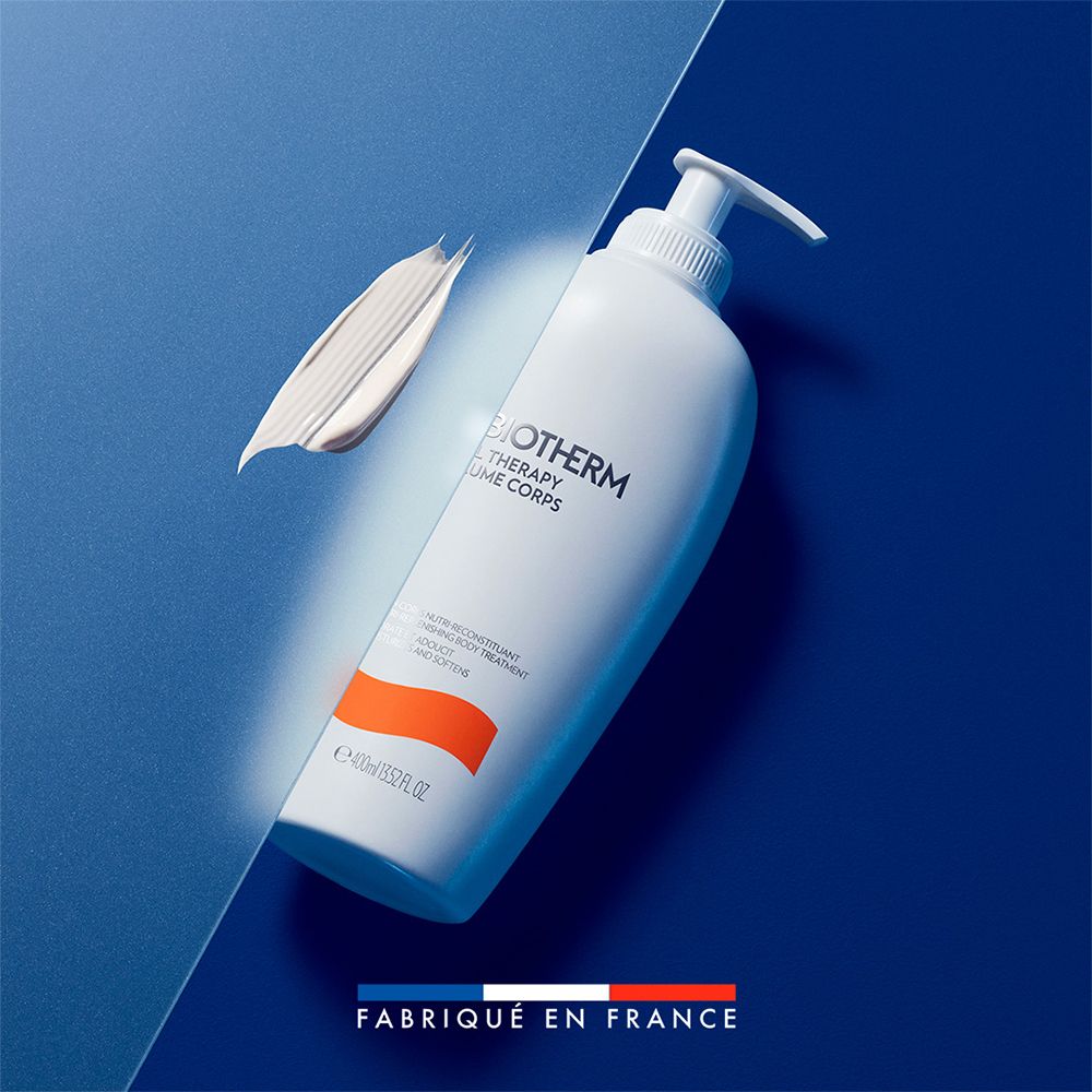 Flacon de lait corporel Biotherm blanc avec distributeur à pompe, à côté d'un échantillon de produit.