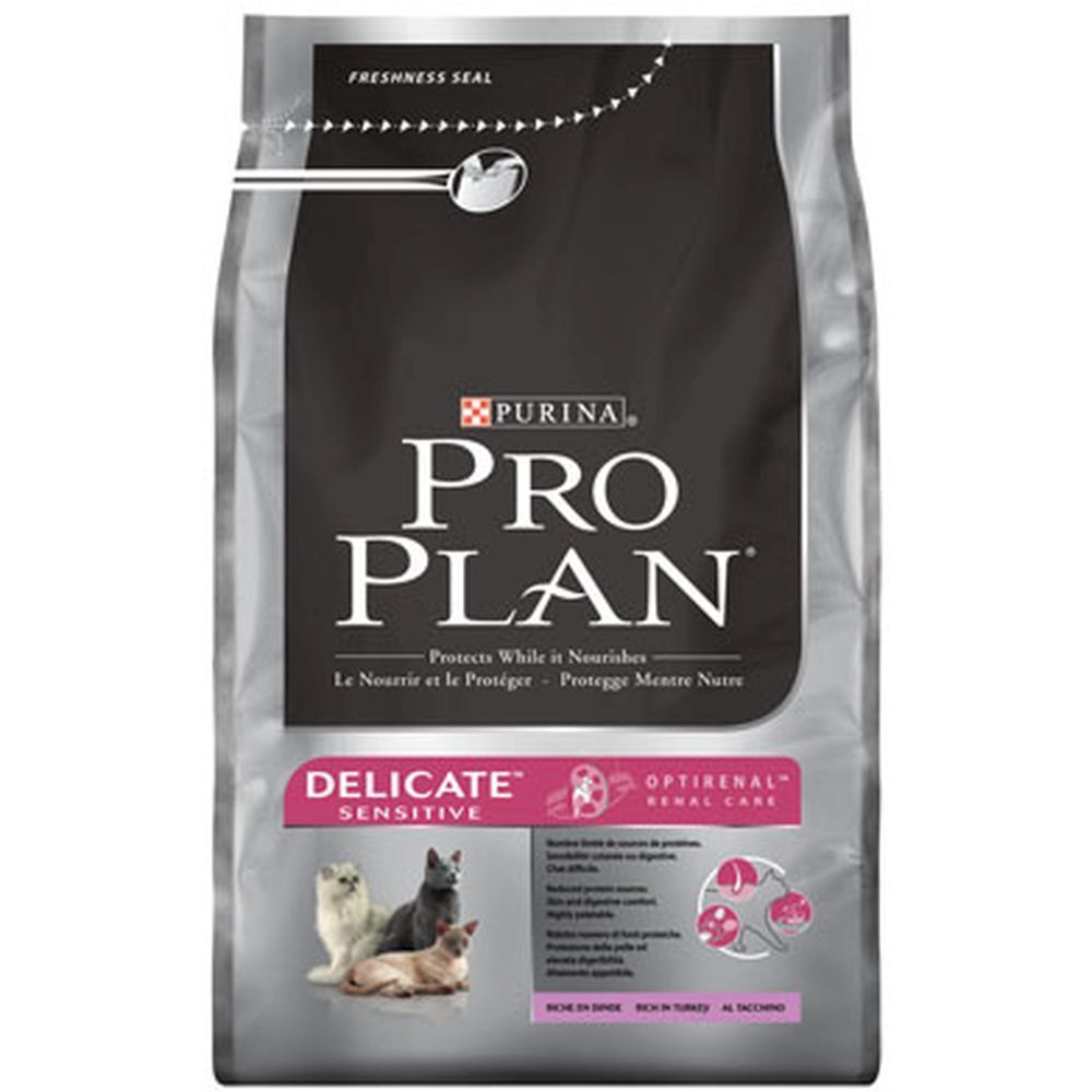 Sac de nourriture pour chats PRO PLAN. Inscription: DELICATE SENSITIVE. Trois chats sont représentés. Avec logo OPTIRENAL.
