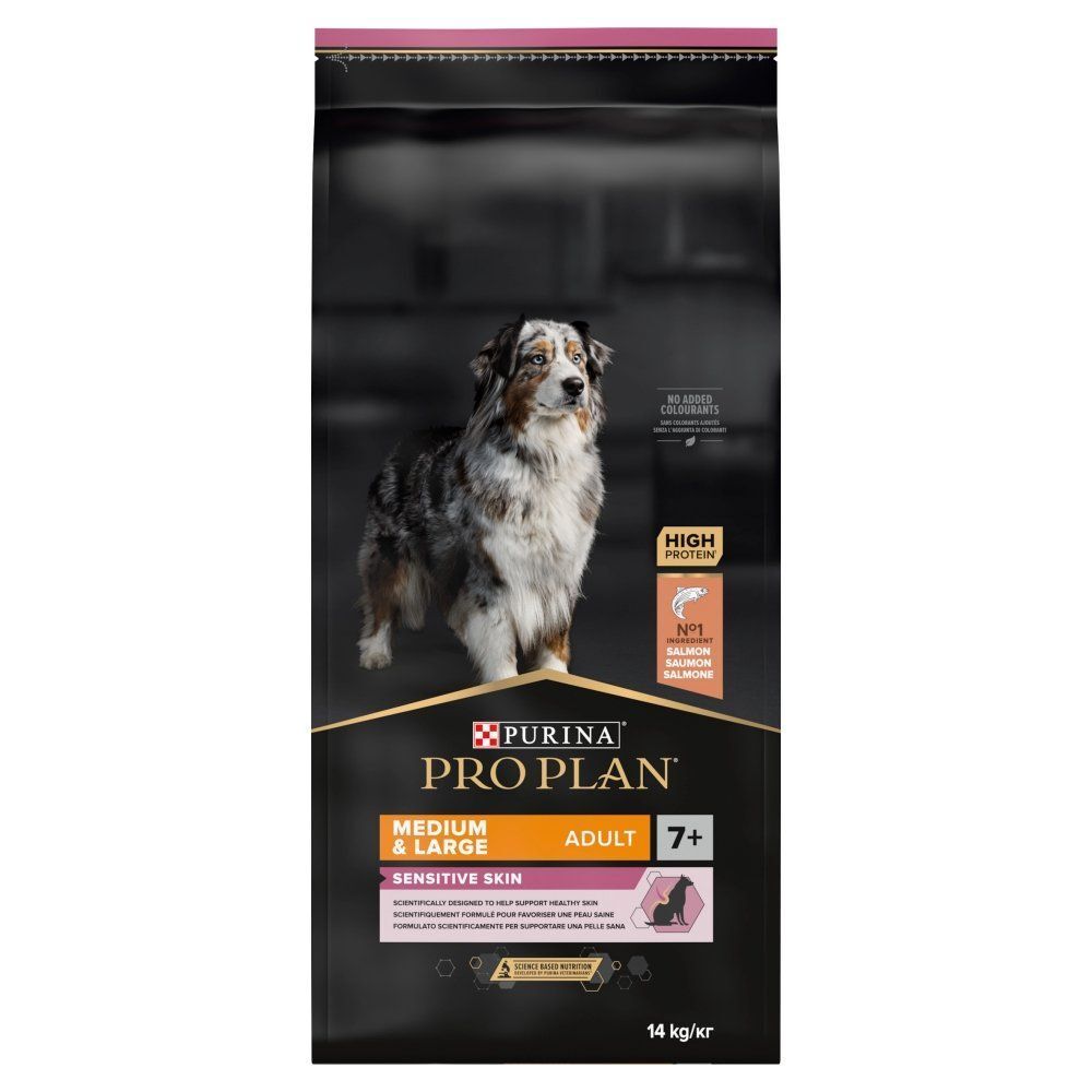 Sac de nourriture pour chien avec chien. Texte : PRO PLAN, MEDIUM & LARGE, ADULT 7+, SENSITIVE SKIN. Avec saumon.